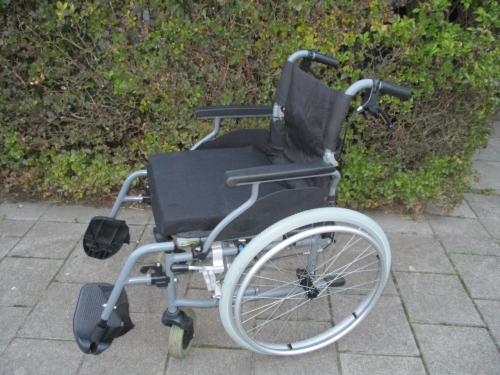 Rolstoel met handremmen en omklapbare duw handgrepen