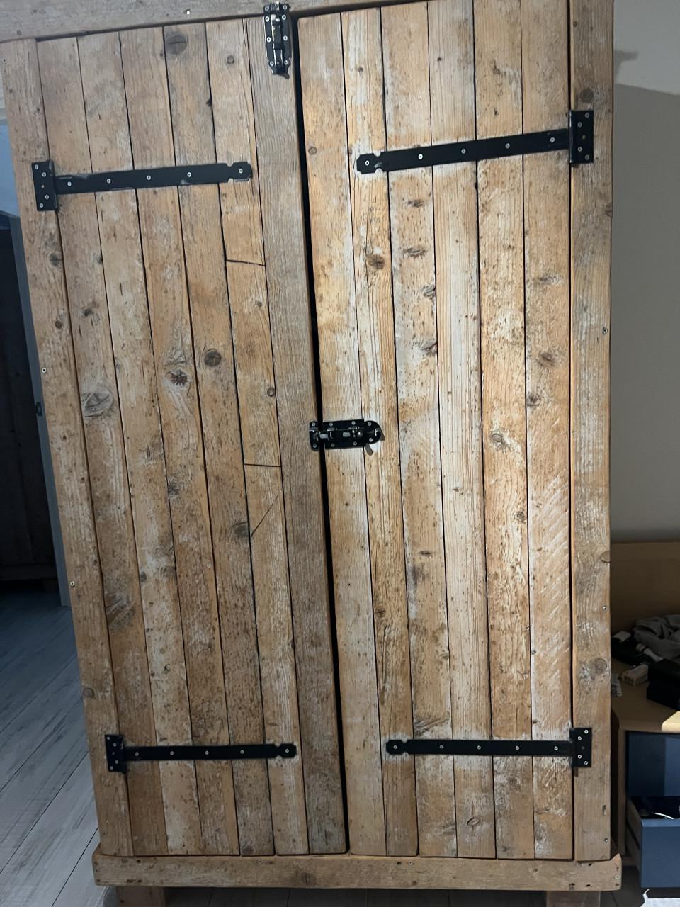 Steigerhouten kledingkast Met leg planken  Twee identieke kasten aanwezig