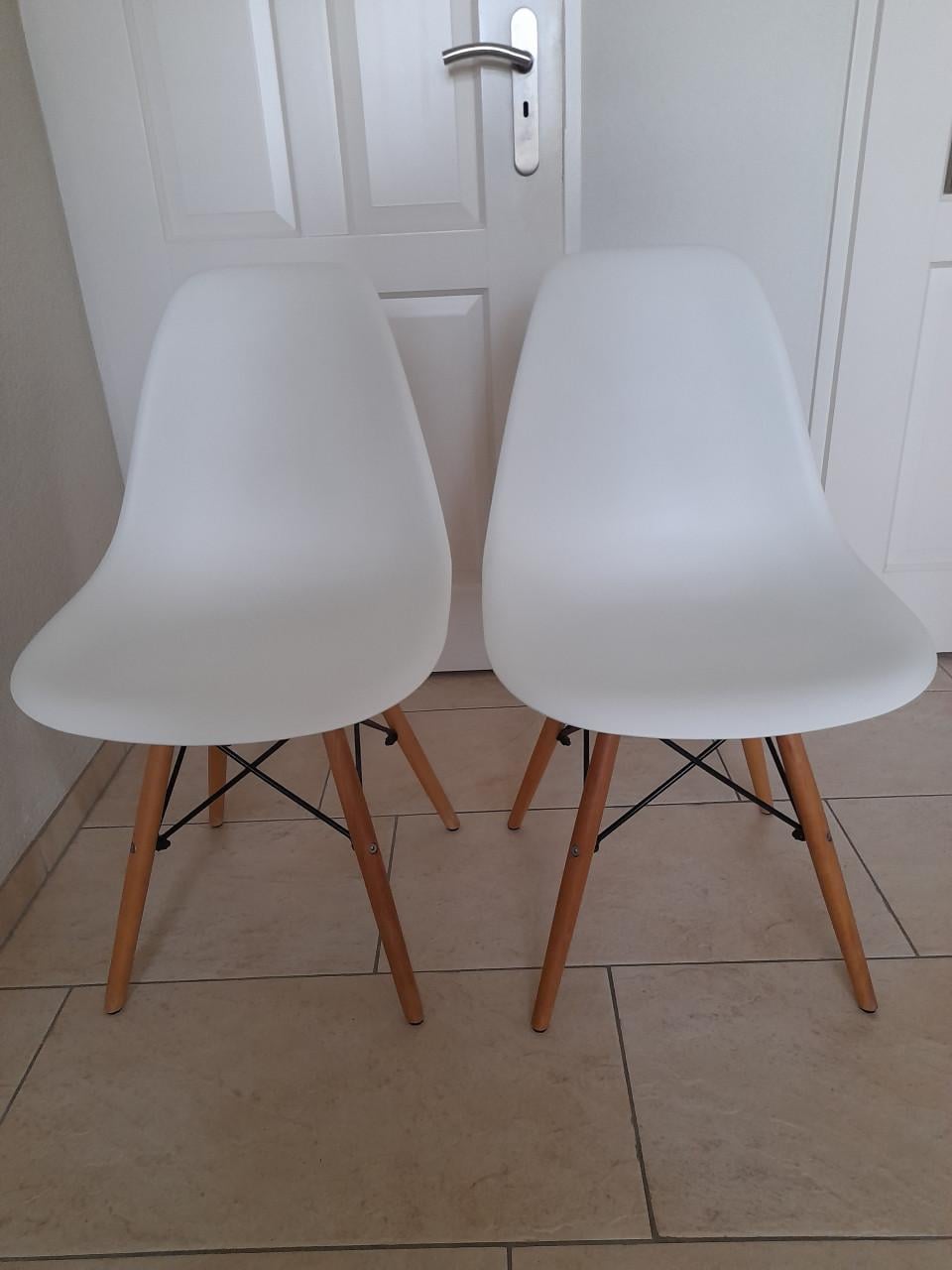 2 mooie stoelen (z.g.a.n.)