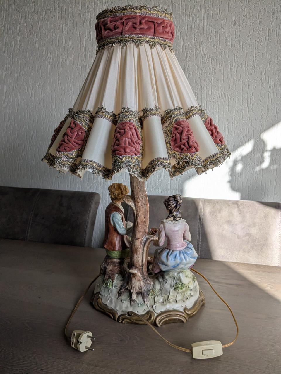 Antieke tafellamp met beeld