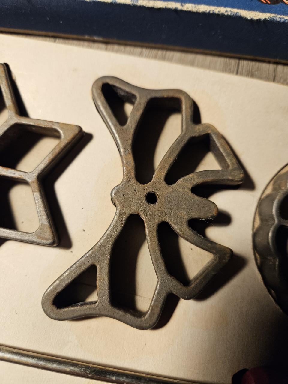 Mooi vintage gietijzeren koek en wafelvorm/pers, germany ddr