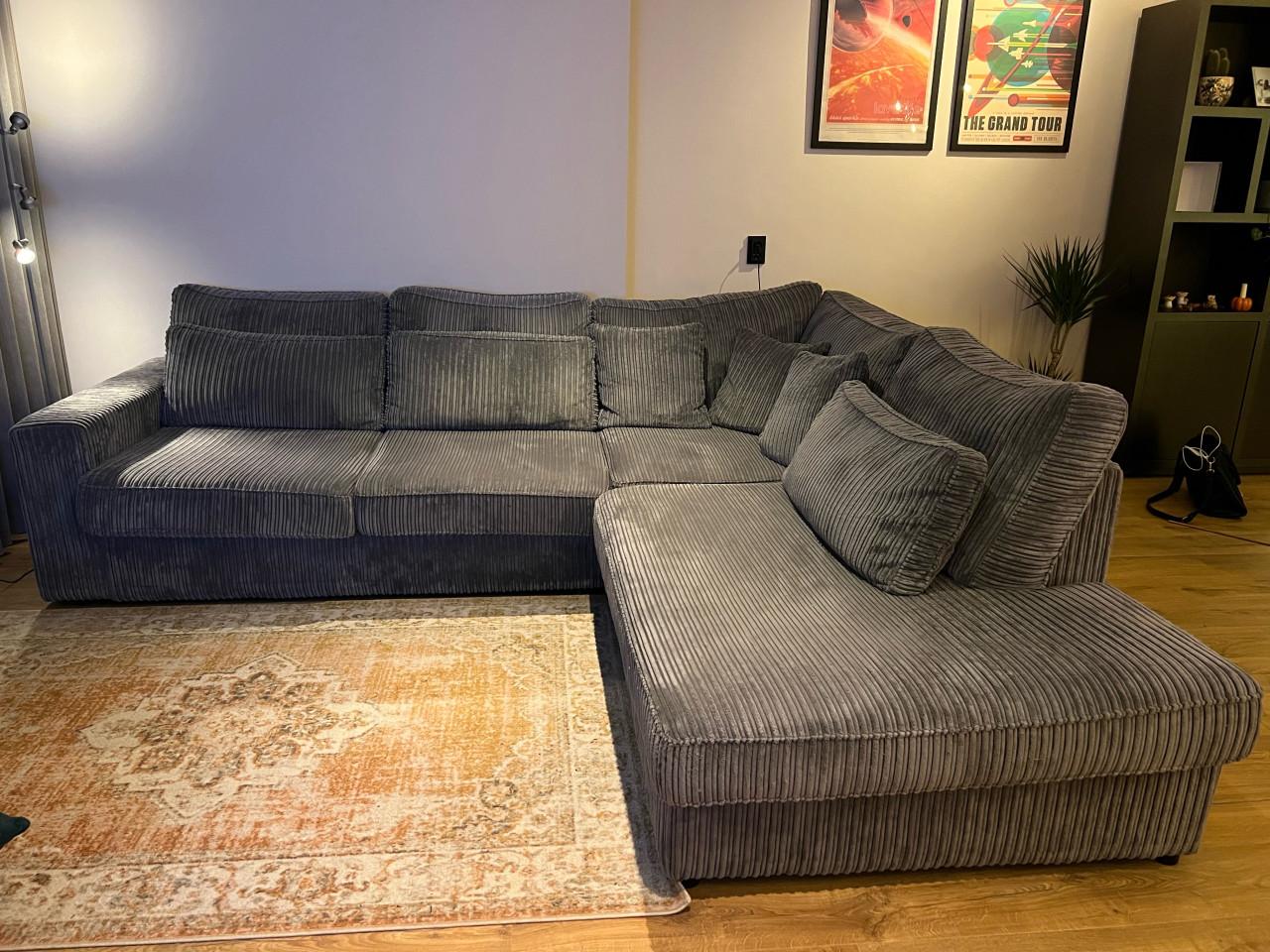 Ribstof hoekbank met diepe zit