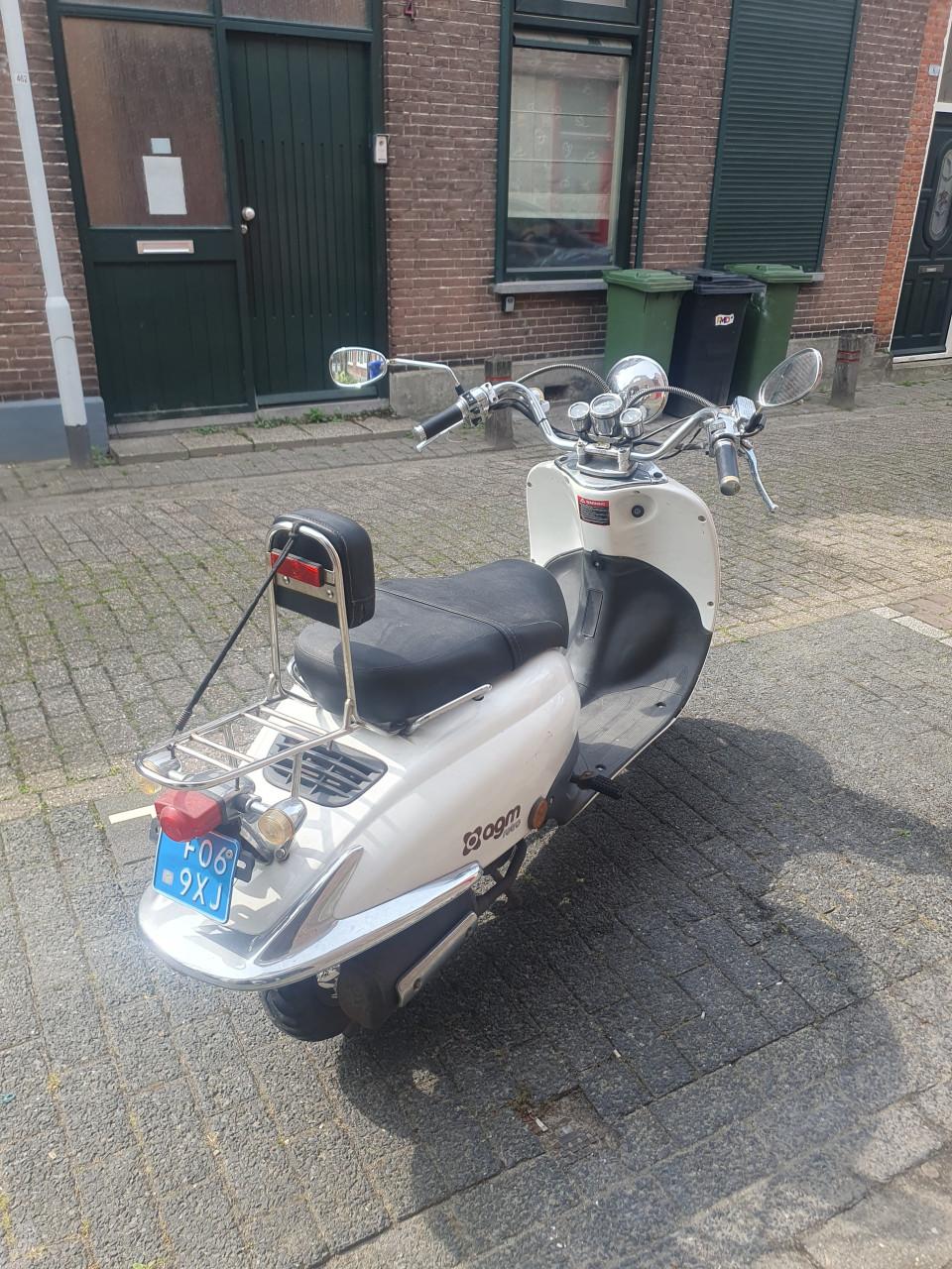 AGM scooter