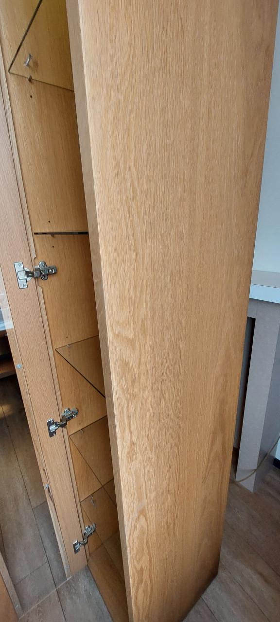 Vitrinekast met glazen plaatjes en gekoppelde boorden