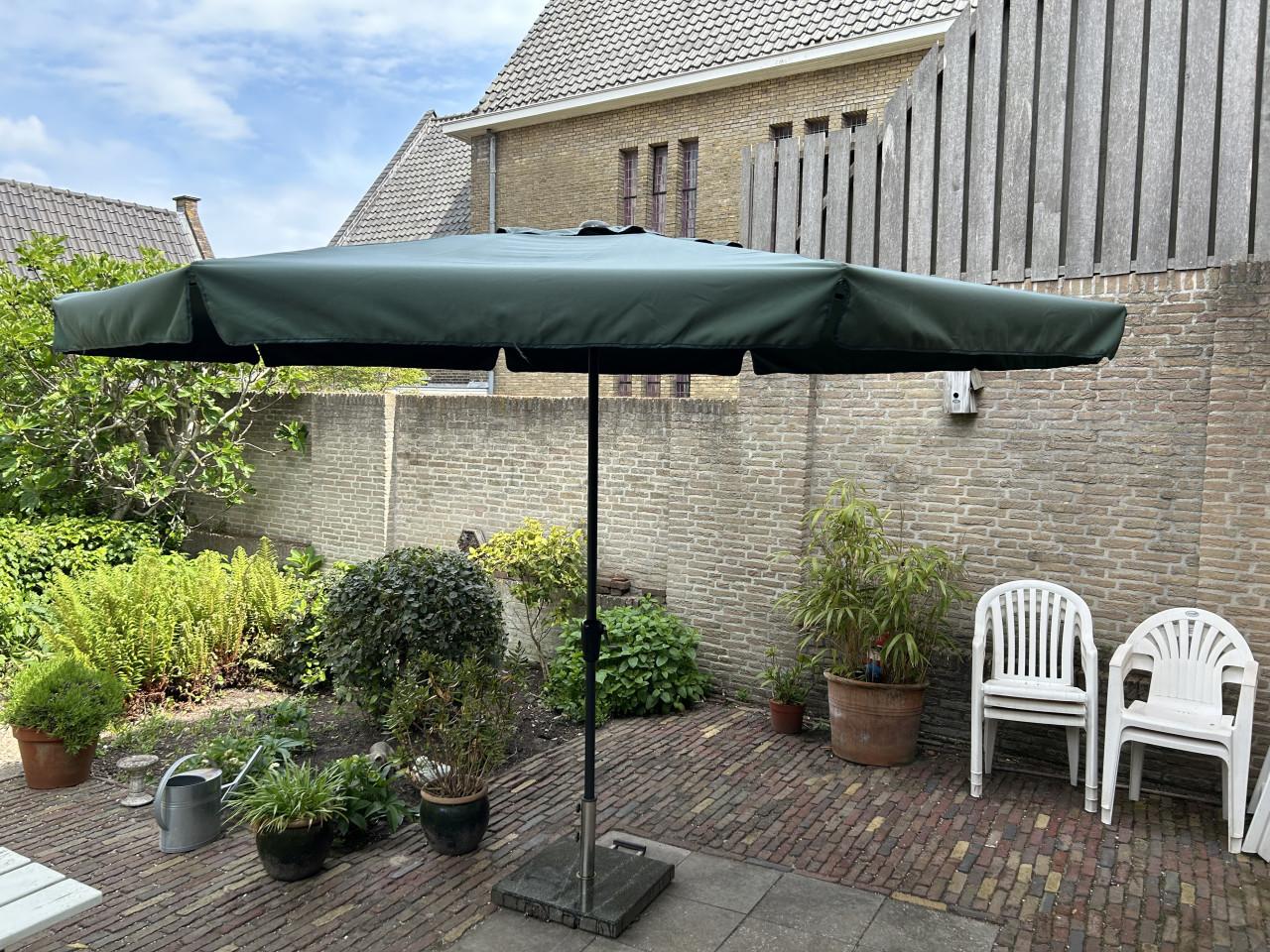 Terrasparasol met stevige voet