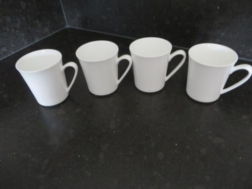 Borden  Glazen  Kop en schotel.