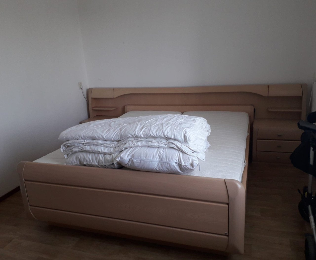 Mooi 2 persoons bed met ombouw