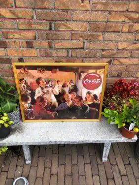Ingelijst achter ontspiegeld Cola post.