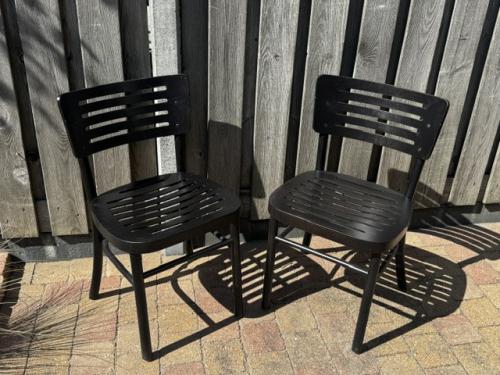 2 eetkamer- / bistrostoelen, hout, zwart