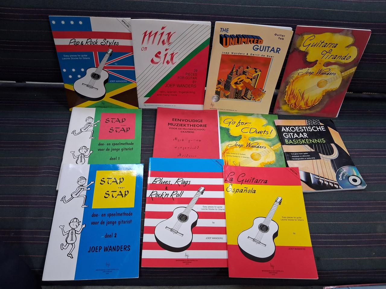 Klassieke gitaar met tas en lesboeken