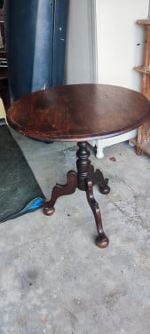 Vrij groot rond teak bijzettafeltje, diameter 75 cm, hoog 80 cm