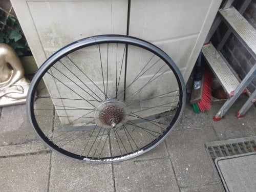 28 inch shimano achterwiel, 8 speed cassette, uitvalnaaf