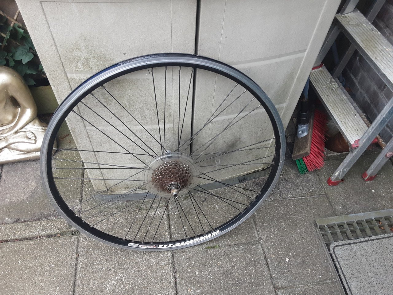 28 inch shimano achterwiel, 8 speed cassette, uitvalnaaf