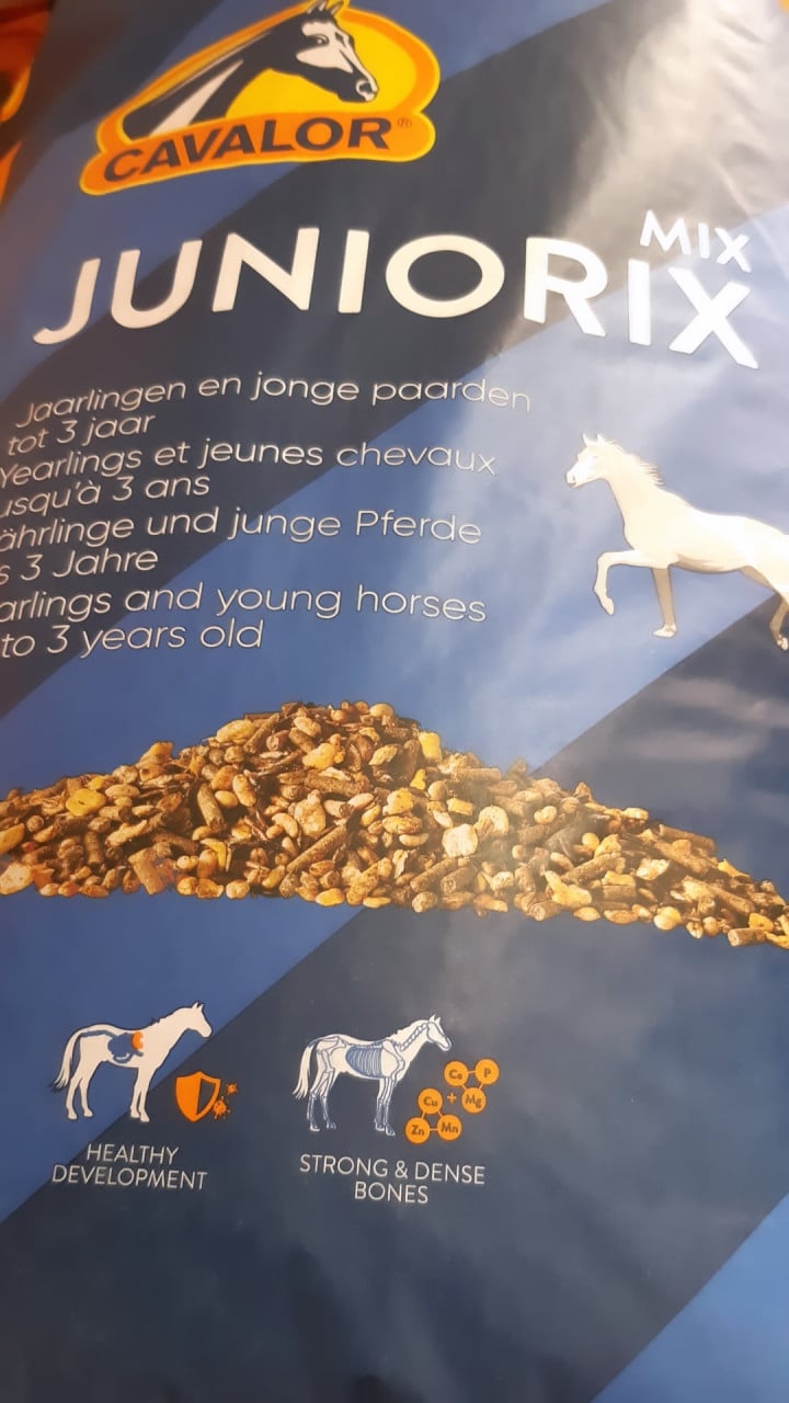 DIERVOEDERS  EN STROOISELS VOOR PAARDEN