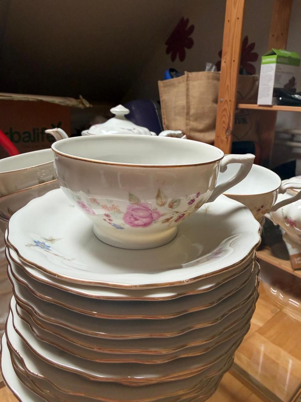 Theeservies met bloemboeketjes