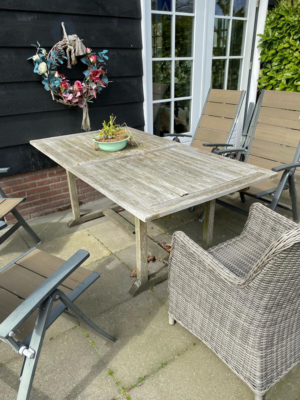 Teak houten tuintafel 6  personen 25 euro