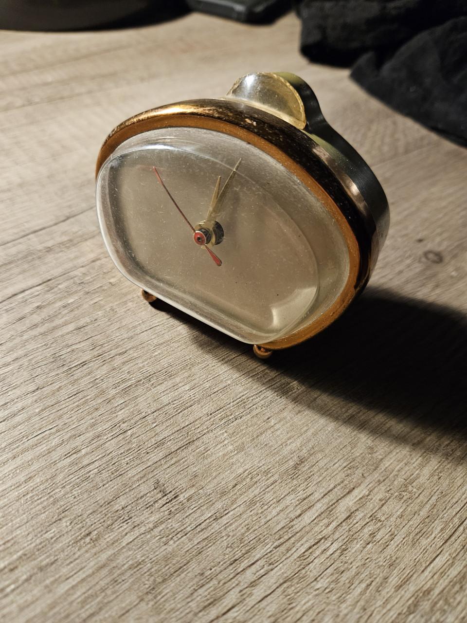 Heel leuke jaren 50/60 metalen tafelwekker (retro) in werkende staat...