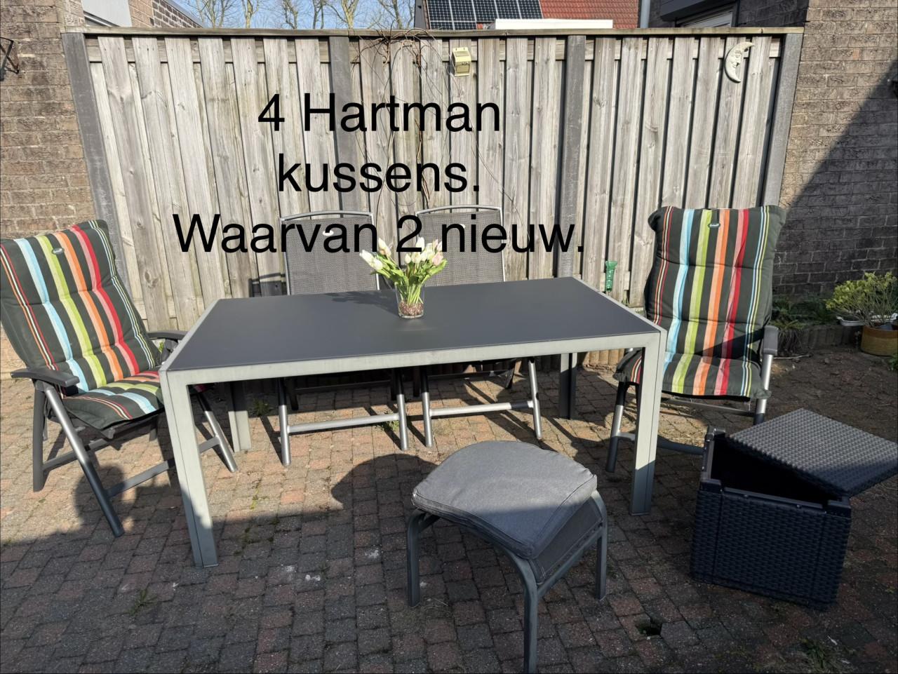 Tuintafel/ 4 Hartman verstelb stoelen. 4 kussens,  Kubus en voetenbankje.