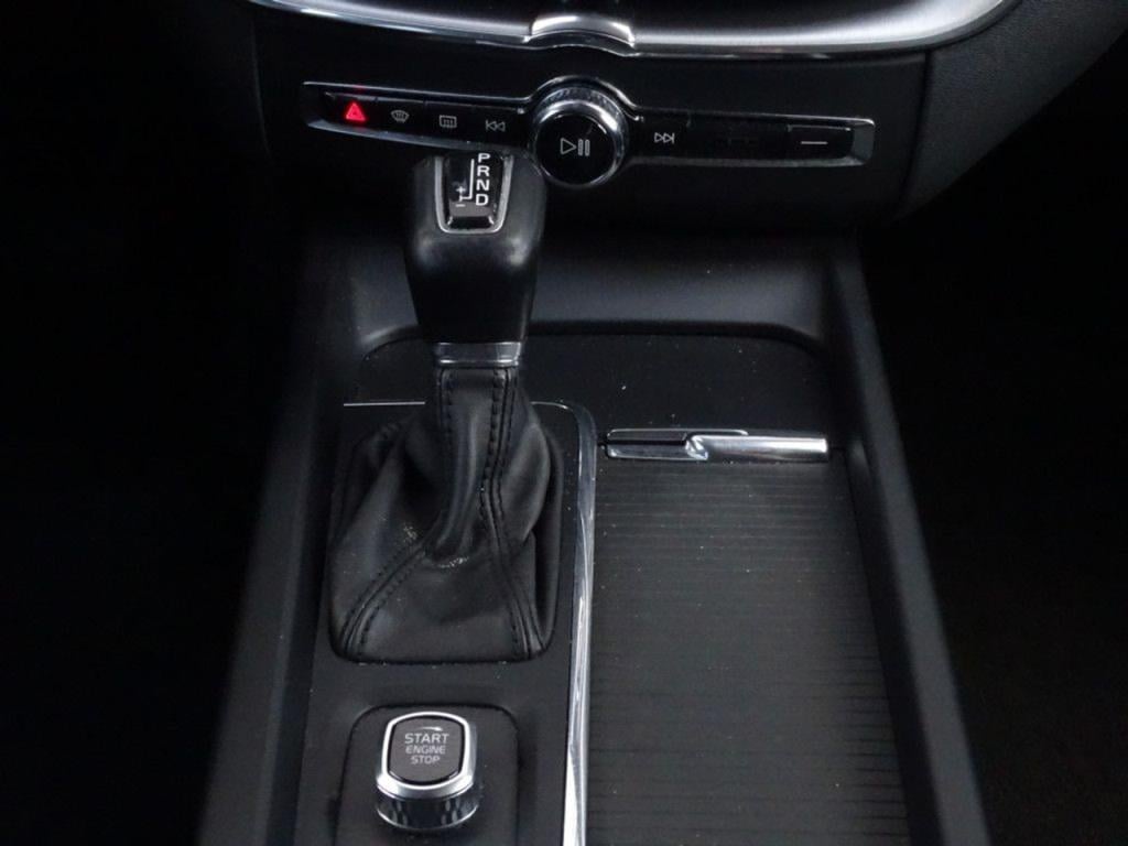 Volvo XC60 2.0 d4 momentum pro adap. led | apple carplay/android auto!