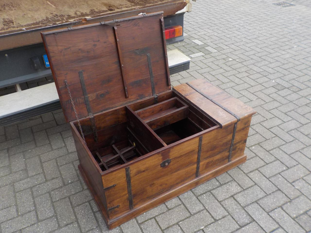 Zeer speciale geheel massieve salontafel wijnrek in goede staat