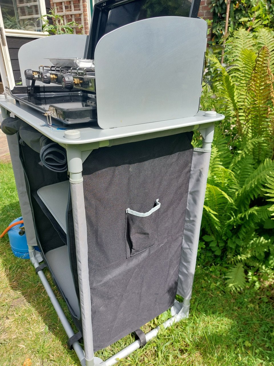 Campingkast met gaskookstel en campingaz
