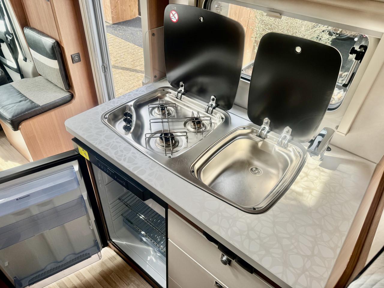 LMC Breezer V646G (Lengtebedden, Nieuwstaat, Dakairco!!)