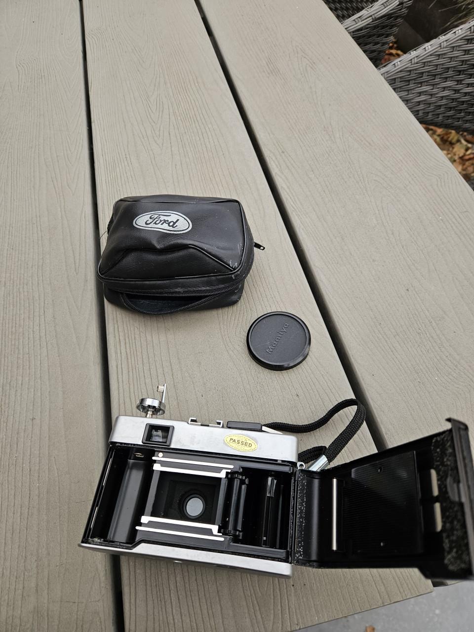 Werkende vintage Mamiya 135 EE meetzoekercamera 35 mm..