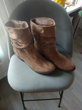 Nieuwe suède bruine enkellaarsjes maat 42