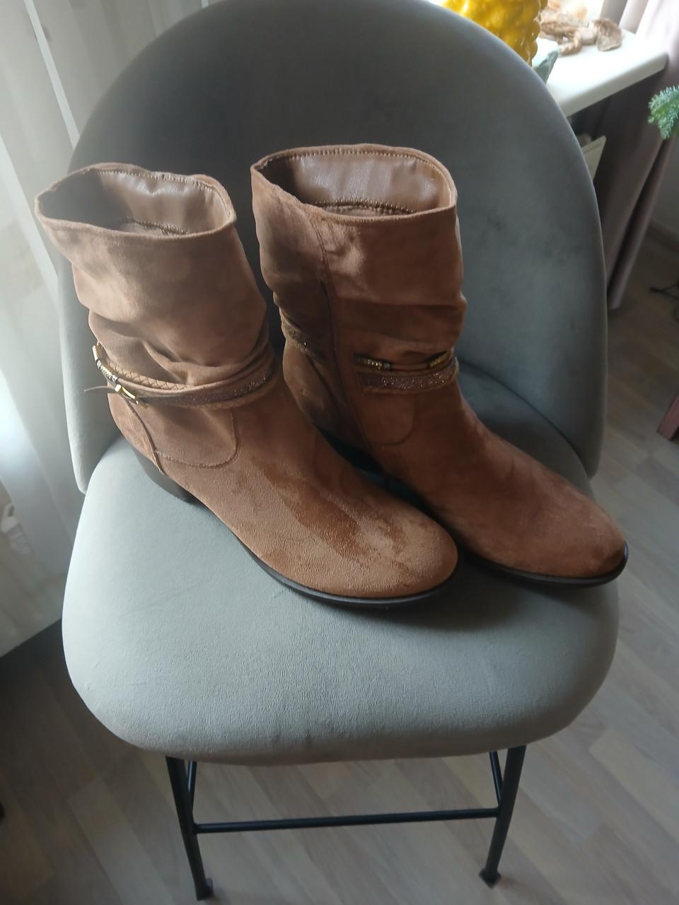 Nieuwe suède bruine enkellaarsjes maat 42