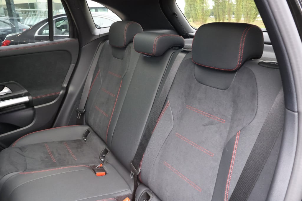 Mercedes-Benz Gla-klasse 250 e edition amg line l facelift l panoramadak l 