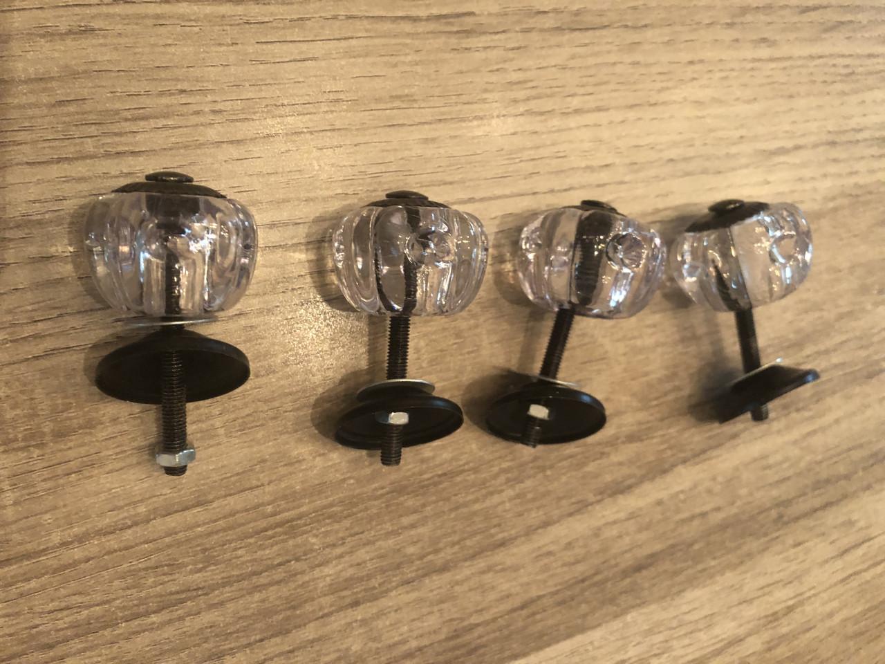 4 knopjes voor op een lade of kastdeur