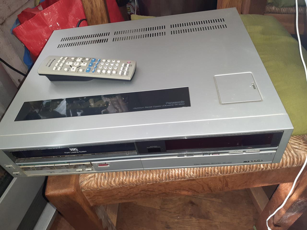 VIDEO -RECORDER  -VHS -  Pana-Sonic  + Banden