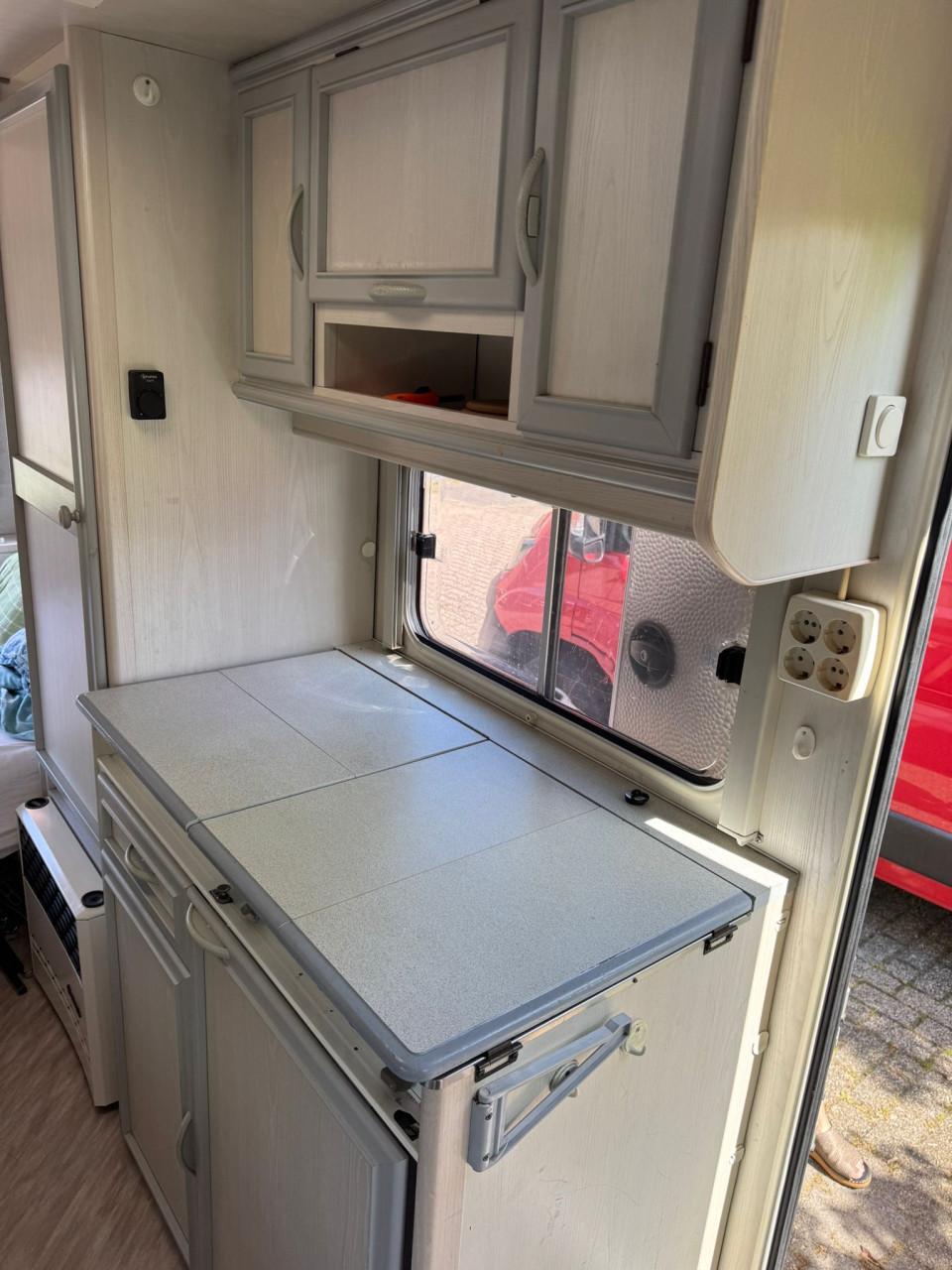 Caravan met voortent en luifel
