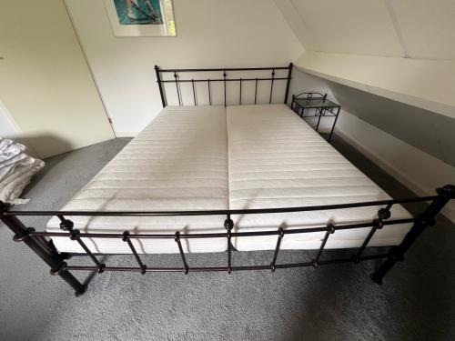 Tweepersoonsbed metaal met lattenbodems en matrassen