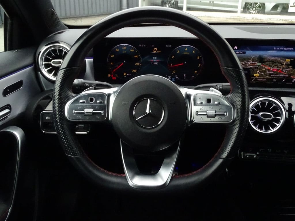 Mercedes-Benz A-Klasse 180 business solution amg | pano | led | el trekhaak