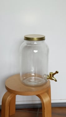 Een drank/water/sap dispenser van glas met tapje. Inhoud ongveer 4,5 liter.