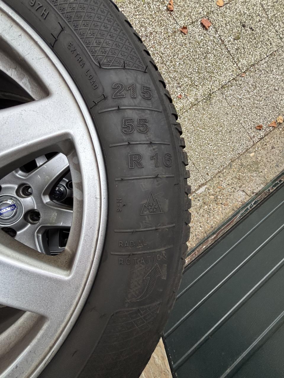 Set winterbanden op Volvo velgen