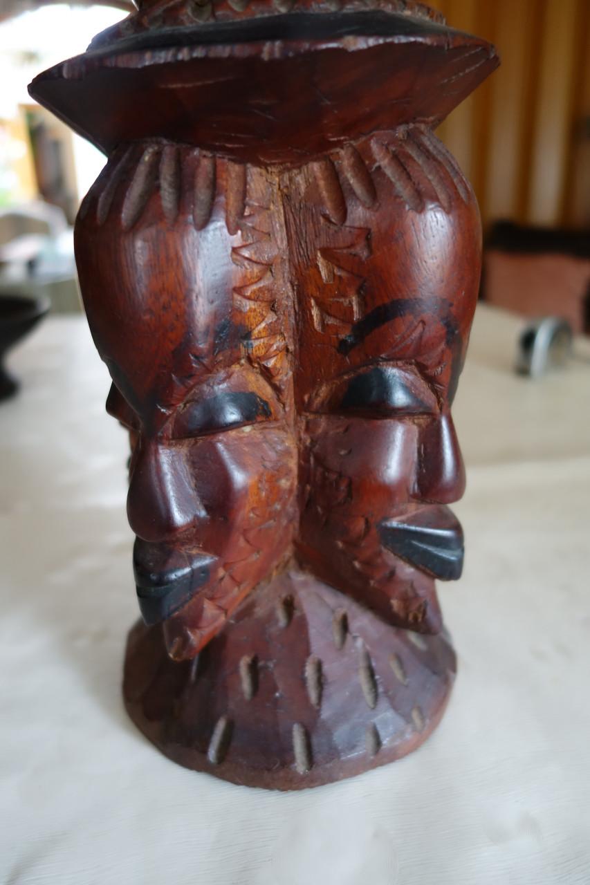 0'houten kunstwerk met 4 hoofden uit voormalig Belgisch Congo