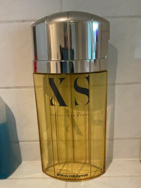 Grote etalagefles uit parfumerie