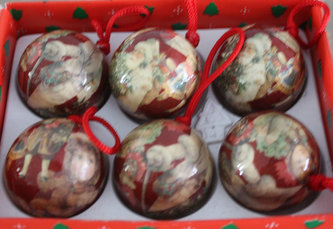 Set van 6 kleine  kunststof kerstballen met vintage print