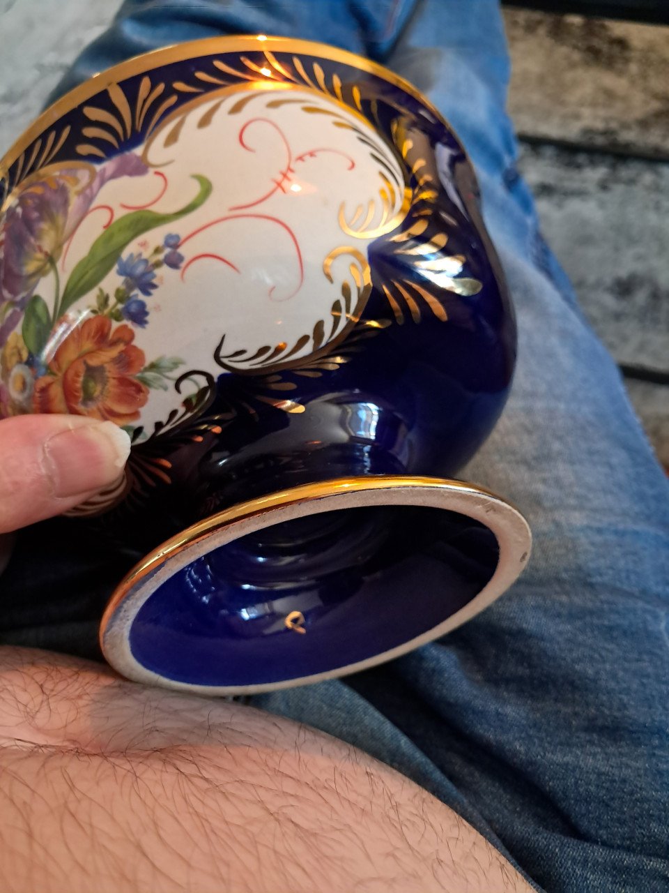 Bloemen met goud decoratieve schaal