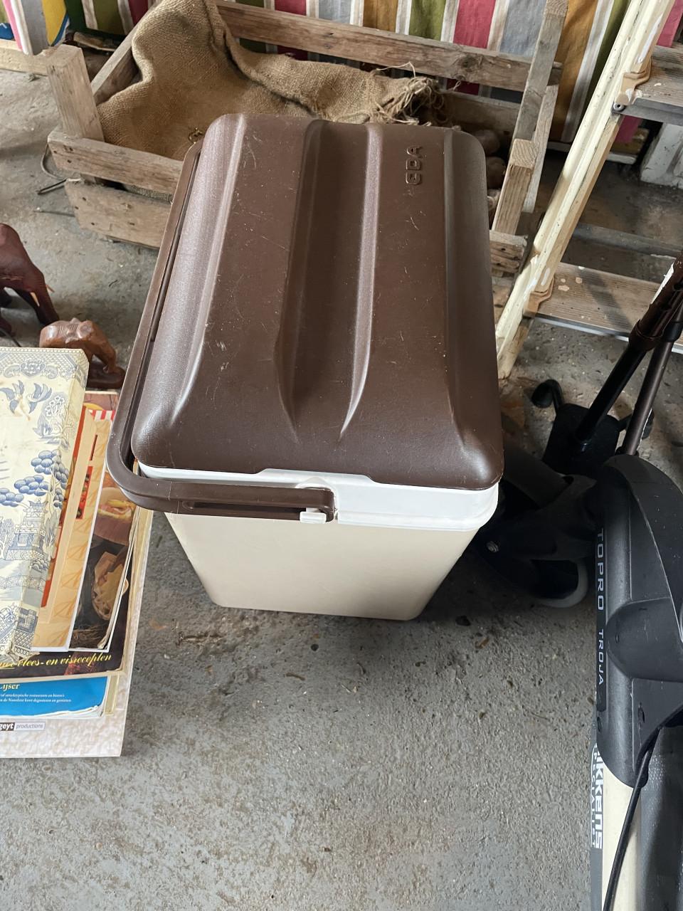 Koelbox met diverse thermoskannen