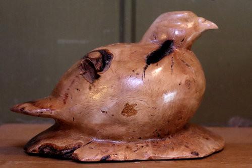 Plataanhout gesculpteerde patrijs