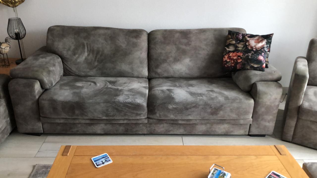 Mooie 2/3 pers bank en kasten tafels stoelen