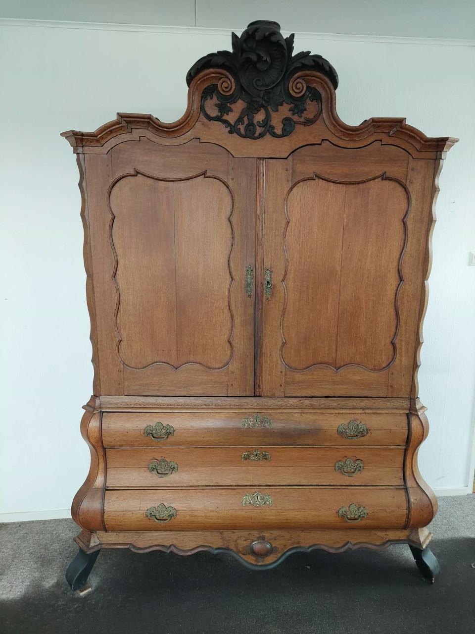 Antiek kabinet