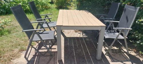 Tuintafel met stoelen