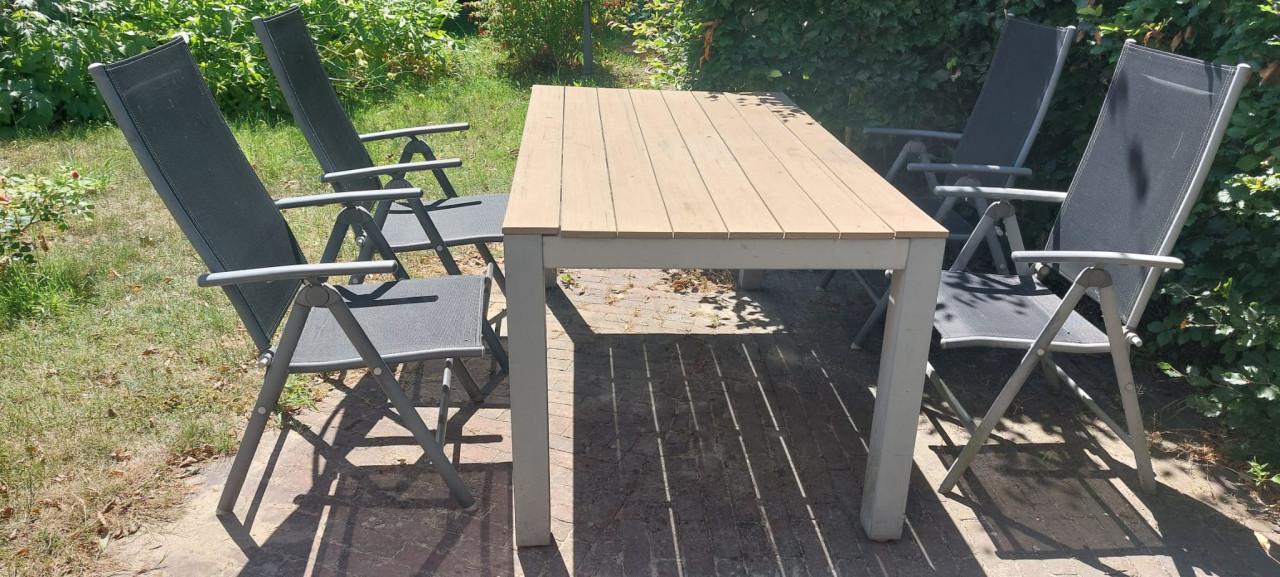Tuintafel met stoelen