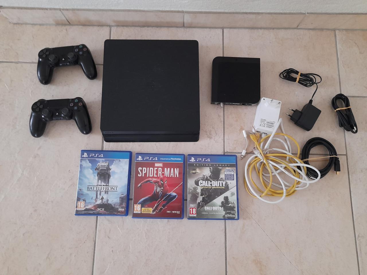 Playstation 4 met 2 controllers + 3 spellen (in goede staat)