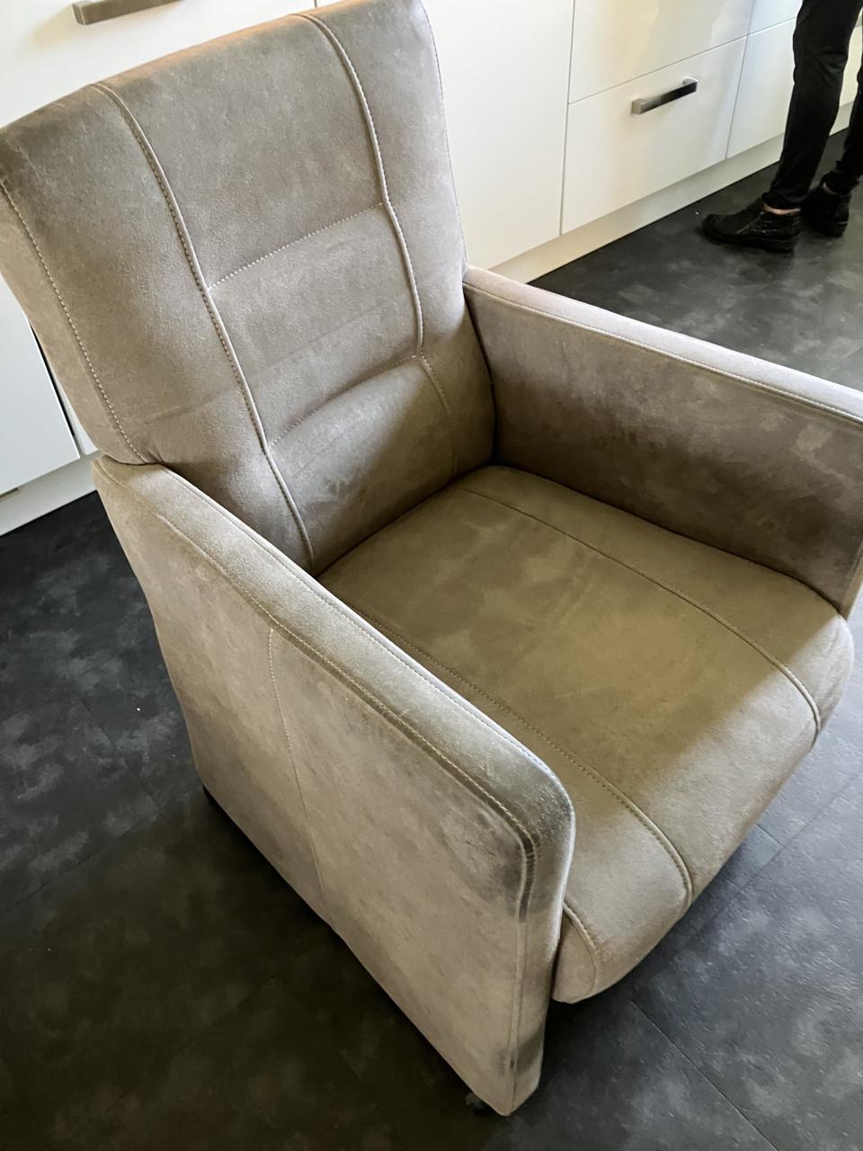 Te koop 4 eetkamerstoelen met wieltjes