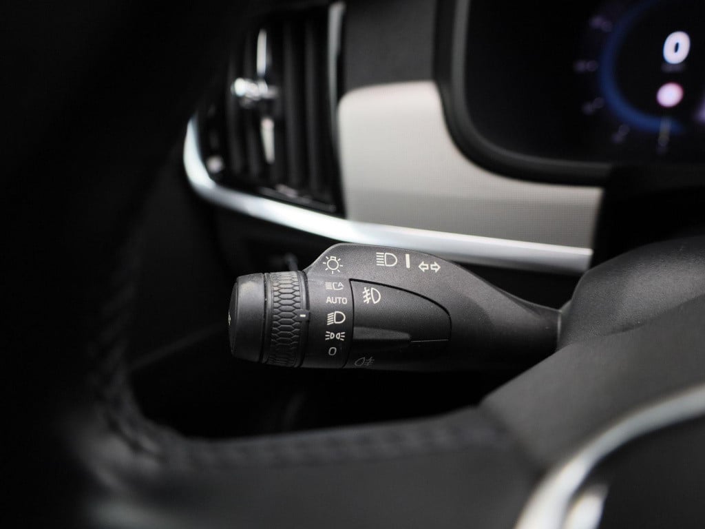 Volvo V90 2.0 b4 momentum business | automaat | navigatie | leder | apple c